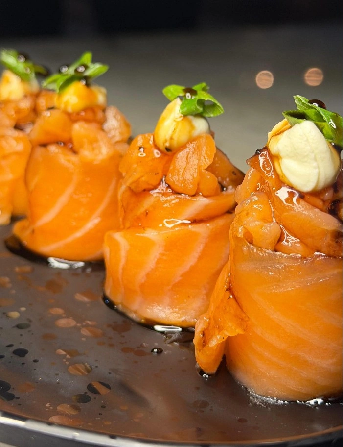 Sushi de salmão servido na D’Vino